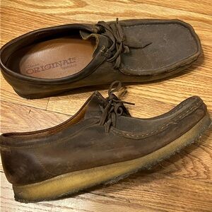 Clark’s Original wallabies brown leather with gum bottom in great shape size 13